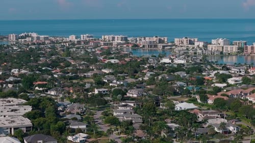 Imagen panorámica con Zumbido de la bahía y los edificios de la ciudad de Naples, Florida, durante el día
