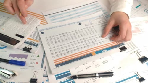 Un homme d'affaires fait une analyse financière du rapport Annuel de son entreprise prend des notes avec un crayon