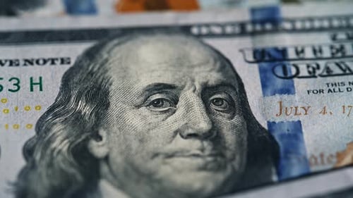 Nahaufnahme: Benjamin Franklin auf Hundert-Dollar-Banknote, großer Haufen, 100 USD