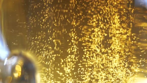 Closeup de uma caneca de cerveja cheia de cerveja espumante borbulhante. Deliciosa bebida alcoólica da
Baviera