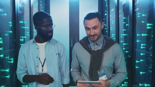 Experten diskutieren über Datenmanagement in einem Tech-Serverraum