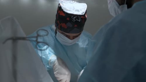 Professionelle Ärzte, die eine Operation durchführen