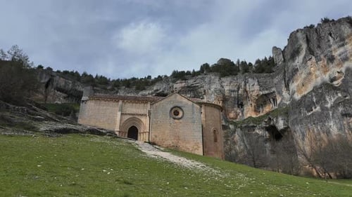 Ermitage des Templiers dans le canyon de Rio Lobos, Soria, Espagne. Caméra fixe, angle bas. Timelapse. 4K