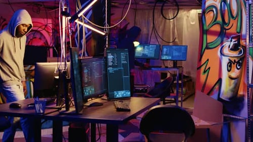 Des pirates informatiques lancent une attaque DDoS depuis de nombreux PC