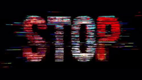 Du texte rouge en gras alterne avec un effet glitch sur fond noir.