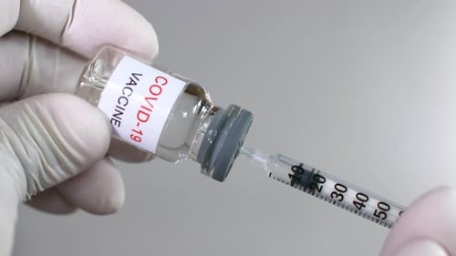Die Hand des Arztes füllt eine Spritze mit COVID-19-Impfstoffen, Coronavirus-Impfstoff gegen das COVID-Virus 2019-nCoV