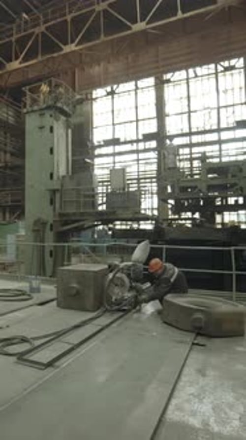 Industriearbeiter schweißt große Metallbauteile im Werk — Stockclip