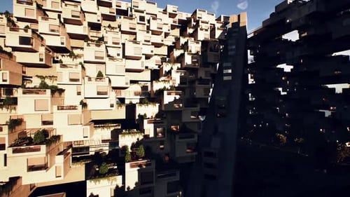 Moderne architektonische Struktur mit viel Grün in urbaner Umgebung bei Sonnenuntergang