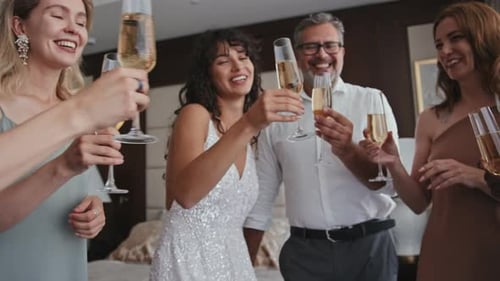 Des gens qui tintent des lunettes le matin du mariage