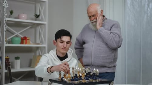 Generational Wisdom fesselnde Schachstrategie-Session zwischen jungen und älteren Spielern