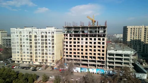Sitio de construcción de un edificio alto, vuelo con Zumbido