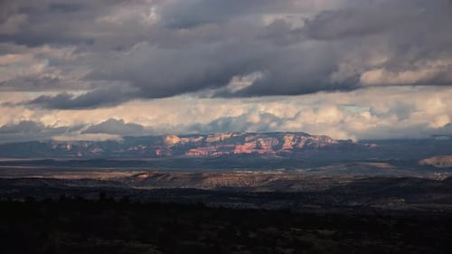 Rote Felsen von Sedona mit Gewitterwolken, ultrabreiter Zeitraffer