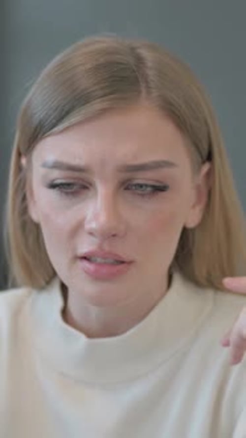 Gros plan d'une jeune femme parlant avec ses coéquipières, vidéo verticale