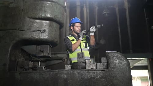 El ingeniero trabaja en una fábrica de piezas de máquinas.