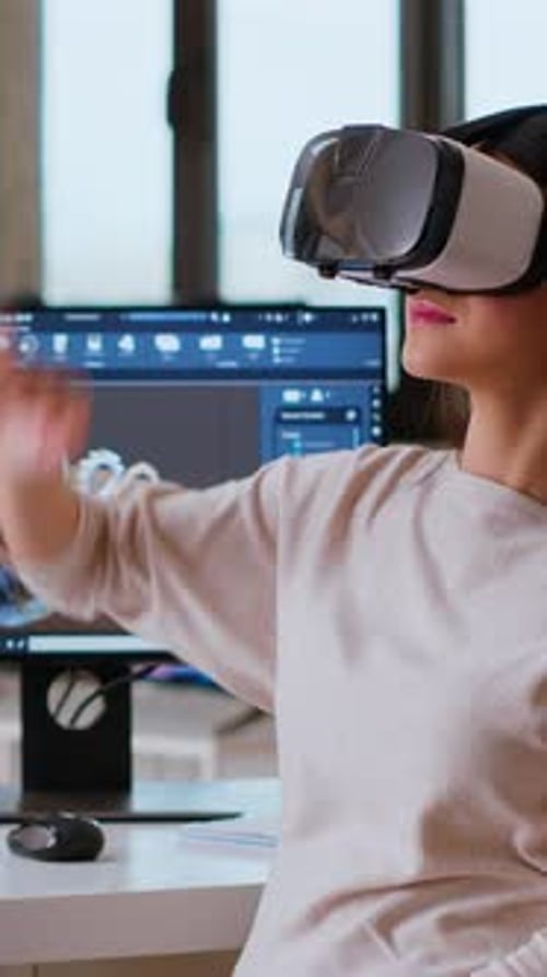 Vidéo verticale Une ingénieure asiatique crée des prototypes avec des lunettes VR et un logiciel de modélisation 3D