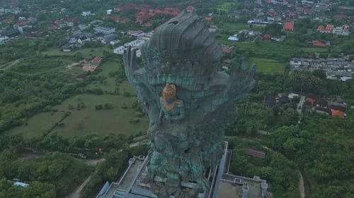 Drone aérien survolant la statue de Garuda Wisnu Kencana à Bali