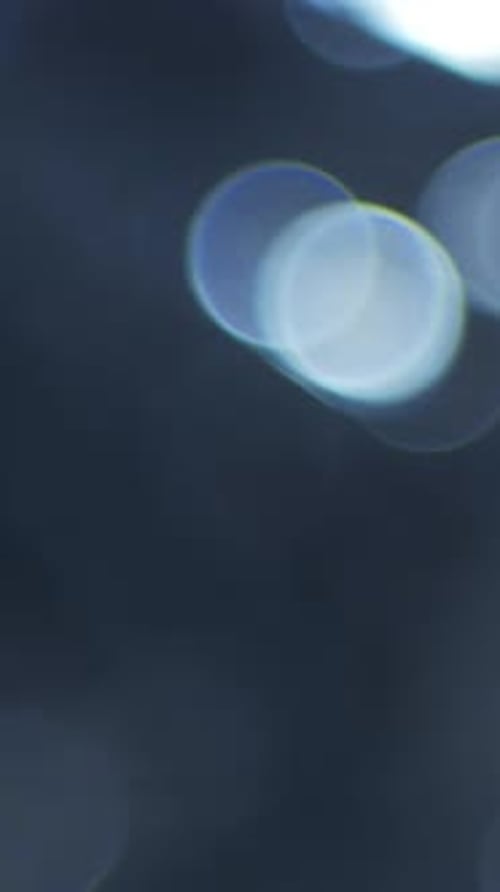 Traumhaftes blaues Bokeh-Lichtleck-Overlay für Filmmusik Übergänge und kreative Projekte