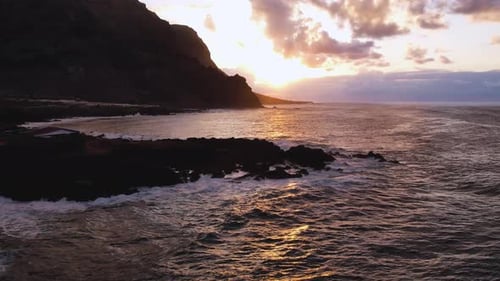 Sonnenuntergang aus der Luft über dem Meer und den Vulkanklippen der Kanarischen Insel Teneriffa
