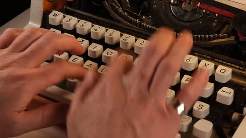 Écrire avec une machine à écrire