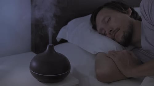 La nuit dernière, un homme dans son lit s'est réveillé avec un appel téléphonique