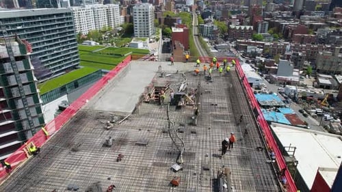 Luftaufnahme eines Hochhauses, das gebaut wird, wobei der Beton gegossen wird