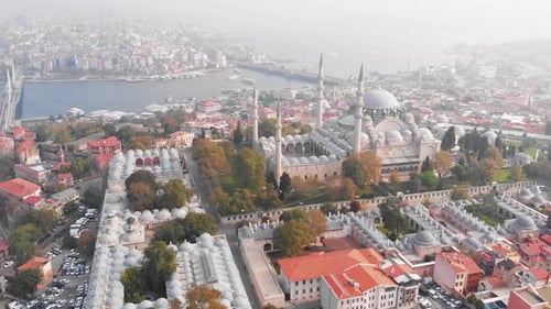 Vue aérienne du paysage urbain d'Istanbul avec le métro, la mosquée Süleymaniye et la Corne d'Or, Turquie