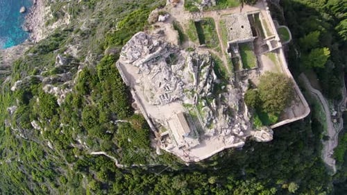 Majestätische Drohnenumlaufbahn von Angelokastro, der ikonischen byzantinischen Burg auf einem steilen Felsgipfel
