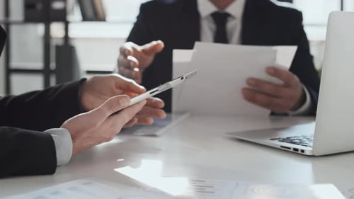 Geschäftspartner treffen sich im Büro