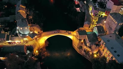 Alte Brücke in Mostar bei Nacht in Bosnien-Herzegowina