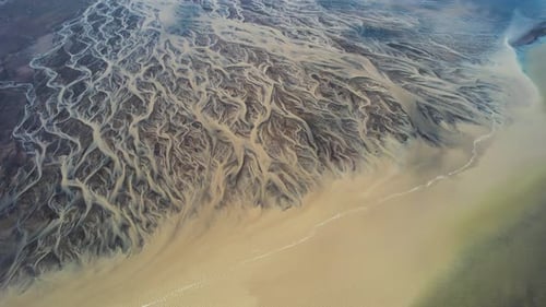 Luftbild der Wasserbildung an der Flussmündung, Akurey, Island.