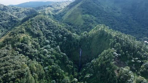 Cascada de Salto Rodeo, montañas de Bonao en República Dominicana. Vista aérea de Zumbido