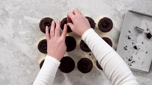 Flache Füllung in Schokoladen-Cupcakes mit Schokoladenganache