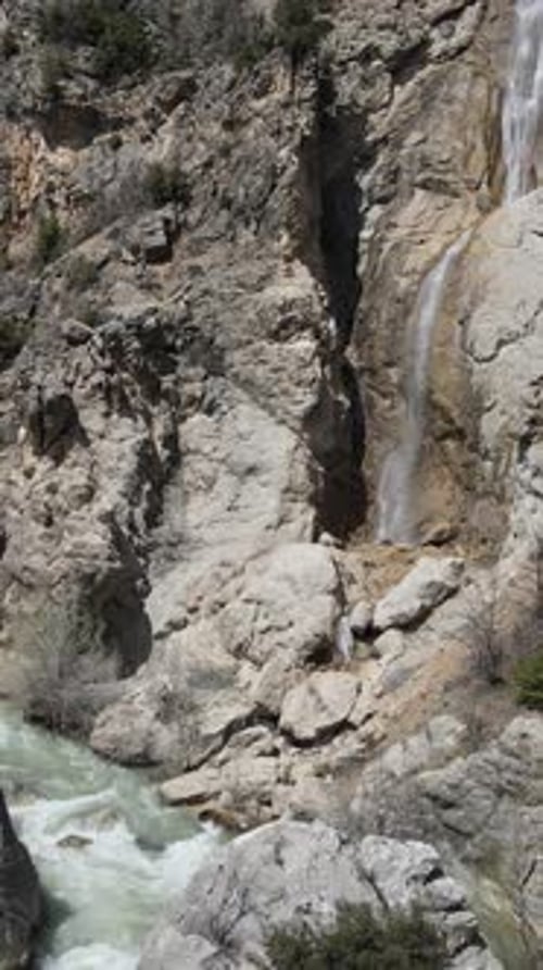 Wasserfall ergießt sich in den Bach