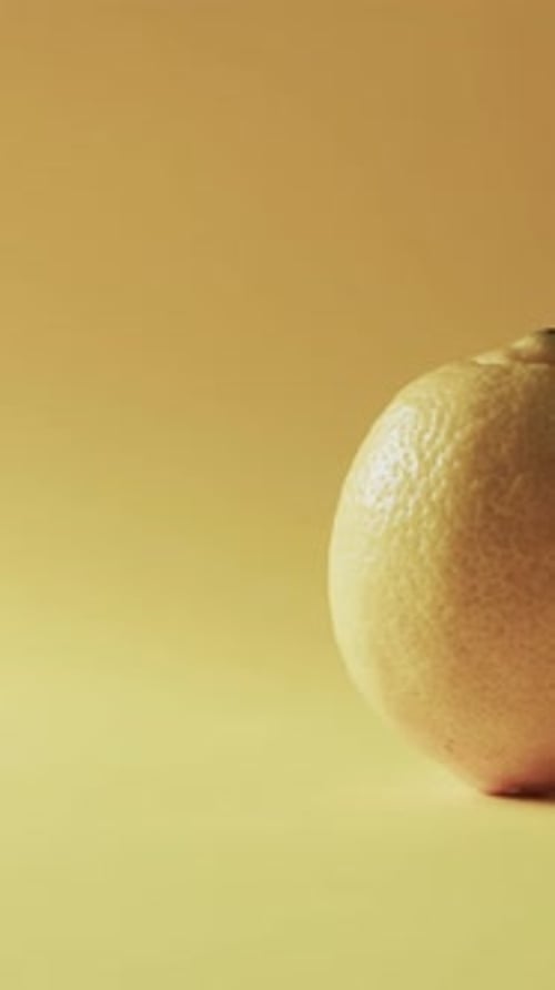 Vidéo verticale d'un citron avec espace de copie sur fond jaune