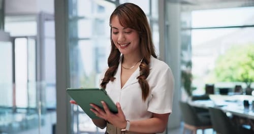 Entreprise, sourire et femme avec tablette, dactylographie et connexion avec une agence créative