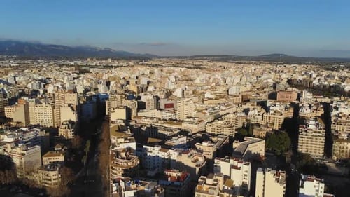 Zumbido de Palma de Mallorca con colinas en el horizonte.