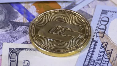 La cryptomonnaie Gold Dash Coin et les billets de dollars sont en rotation