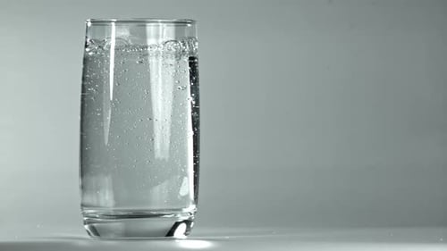 Luftblasen in einem Wasserglas, gefilmt mit einer Hochgeschwindigkeitskamera mit 1000 Bildern pro Sekunde