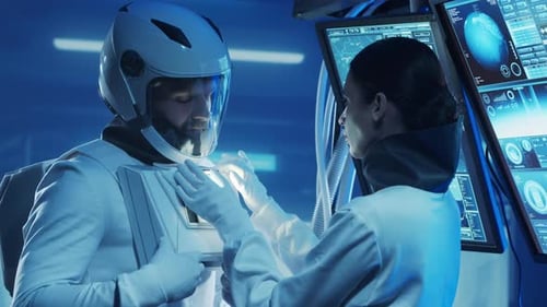 Ein Team von Astronauten in einem Raumanzug an Bord der Orbitalstation Eine Crew von Kosmonauten bereitet die vor