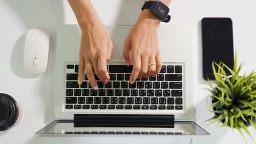 Mensagem de texto para uma pessoa feminina para o novo projeto Ela trabalha remotamente no computador