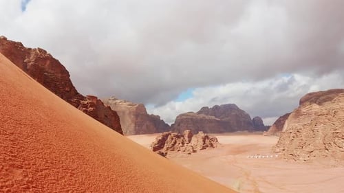 Große rote Düne und Wadi Rum-Wüste (Zoomin)