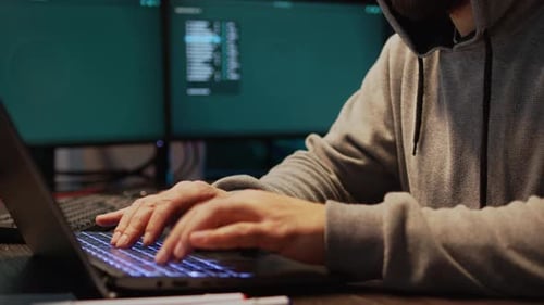Perigoso codificador hackeando sistema de segurança para roubar big data