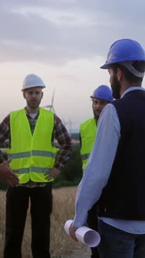 Chefingenieur trifft Elektrotechniker und Facharbeiter von Wind Turbine Electricity