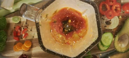 Gemüsecocktail im Mixer zubereiten