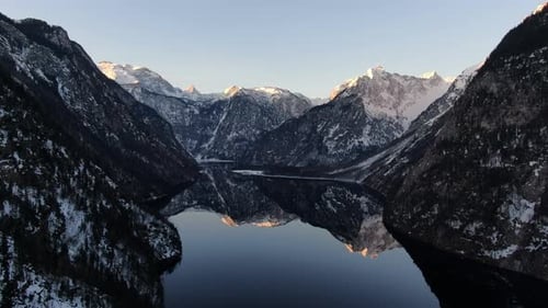 Sonnenuntergang in den Bergen, auf einem See mit Spiegelungen im Wasser, Deutschland, 4k