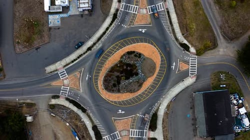 Vista aérea desde arriba de una rotonda de una pequeña ciudad en la carretera rodeada de carreteras rurales