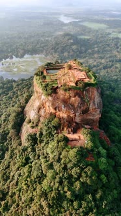 Ancienne forteresse rocheuse près de la ville de Dambulla, dans la province centrale du Sri Lanka.