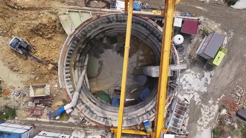 Vista aérea del funcionamiento del pozo y la excavadora de Metro Construction