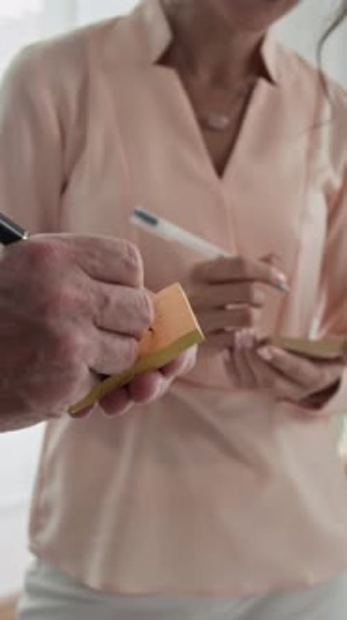 Equipo de especialistas en marketing intercambiando ideas para la realización de proyectos