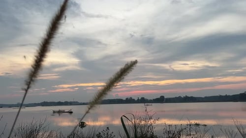 wunderschöner Sonnenuntergang über dem See